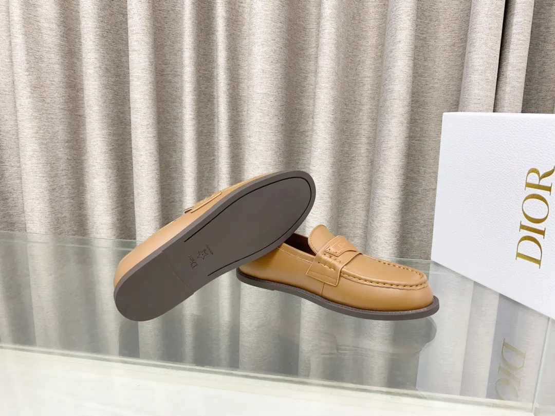 👟👟Ex-factory price 660👟👟 25Ss new Dior Boy loafers This Dior Boy loafer is a new product in the 2024 winter ready-to-wear series. It incorporates Dior's extraordinary craftsmanship and reinterprets the classic loafer design. Crafted from materials including suede and lambskin, it's enhanced with an integrated white fur lining and features a gold-tone Christian Dior Paris signature on the front leather tab. Paired with rubber soles, soft and comfortable. Upper: cowhide, inner padding: comfortable sheepskin, sole: rubber sole, size: 35-39 (40 customized, non-refundable)